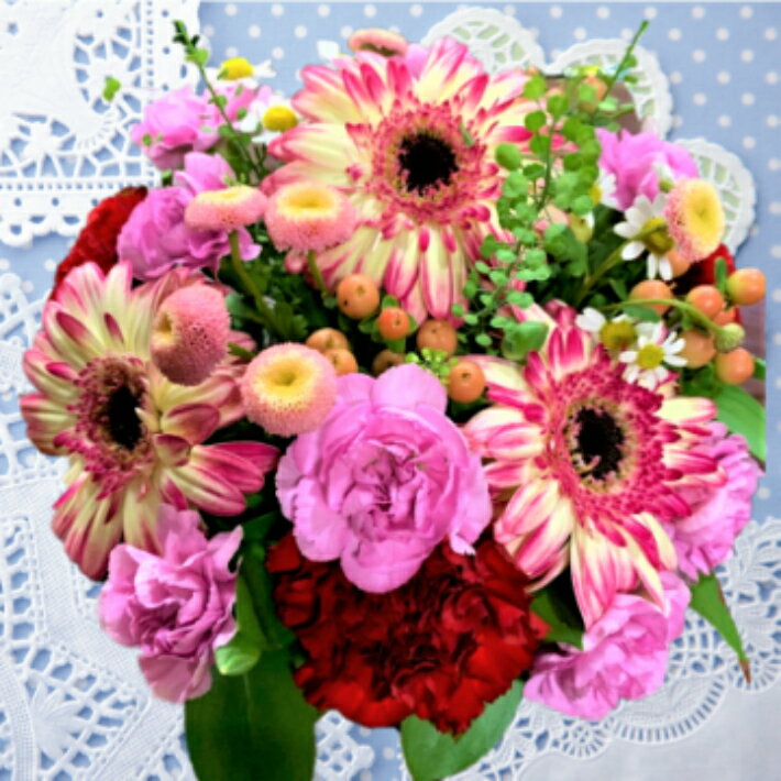 【一年の感謝を贈る花ーMother's day select お薦めの5選】母の日 プレゼント カーネーション・ガーベラ・季節の花 アレンジメント 誕生日 記念日 ギフトラッピング メッセージカード 予約 配達日時指定可 送料無料 限定予約受付中