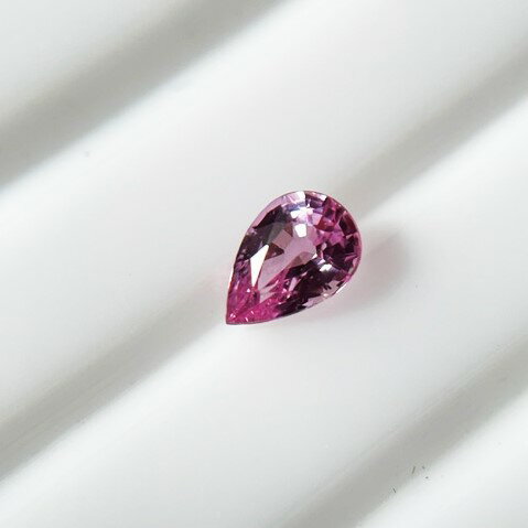 商品情報サイズ＋重量6.1×4.2×2.8mm　0.52ct 商品説明爽やかなピンク色をしたピンクサファイアのペアシェイプ　0.52ctです。キズもインクルージョンも無く、均整の取れたカットでテリが素晴らしいルースです。 ご注意商品の写真は...