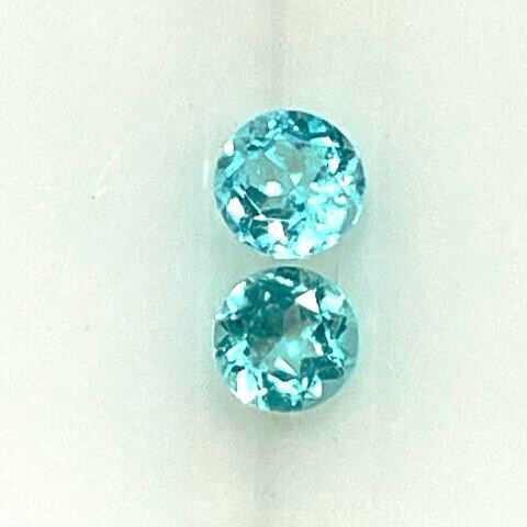 商品情報サイズ＋重量3.16×3.16×1.98mm　0.11ct3.22×3.22×2.10mm　0.14ct 商品説明水色をしたブラジル産パライバトルマリンを2個セットにしました。掲載の画像は濃い目に写っており、実際はもう少し薄い水色です。僅かにサイズが違いますが、パライバは数が少ないため色味とサイズを完全なペアに合わせるのが大変難しいルースです。もし違いが気にならないようでしたら、ピアスなどにお使い頂けると思います。品質は、パライバトルマリン特有のインクルージョンやクラックがあり、一部が表面に出ている部分もあります。加工の際には力をかけすぎないようご注意ください。 ご注意商品の写真はなるべく実物に近い色で掲載しておりますが、モニターにより多少の違いが見られます。より詳しい情報をお求めのお客様は、どうぞお気軽にお問合せください。 掲載商品は他店舗と在庫共有しております。在庫の反映は随時行いますが、万が一品切れの際はご容赦ください。2