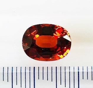 商品情報サイズ　重量重量　　4.61ct サイズ　10.9×8.3×5.3mm商品についてスペサタイトガーネットのオーバルカットです。こちらはドイツで研磨されました。色は褐色を帯びたオレンジで、テリがあります。ルーペで見るとインクルージョンが確認できますが、透明感に影響はありません。また上面にごく薄い引っ掻きキズが多少みられます。シックな中に輝きもあるルースです。ご注意商品の写真はなるべく実物に近い色で掲載しておりますが、モニターにより多少の違いが見られます。より詳しい情報をお求めのお客様は、どうぞお気軽にお問合せください。この商品は当店実店舗でも販売しております。在庫数の更新は随時行っておりますが、お買い上げいただいた商品が、品切れになってしまうこともございます。その場合、お客様には必ず連絡をいたしますが、ご注文をキャンセルさせていただく場合もございますことをあらかじめご了承ください。2