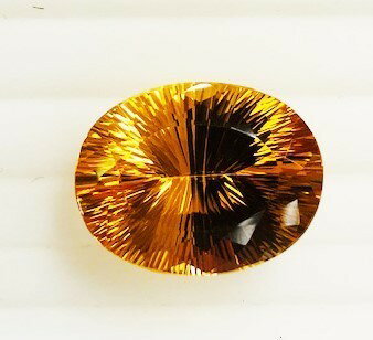 商品情報サイズ/重量15.98ct約17.2×14.0×8.9mm商品についてブラジル産シトリンのコンケイブカットです。色はオレンジを帯びた明るい黄色で、裏面に施されたコンケイブカットが鮮烈な輝きを見せてくれます。わずかに色むらや擦りキズは...