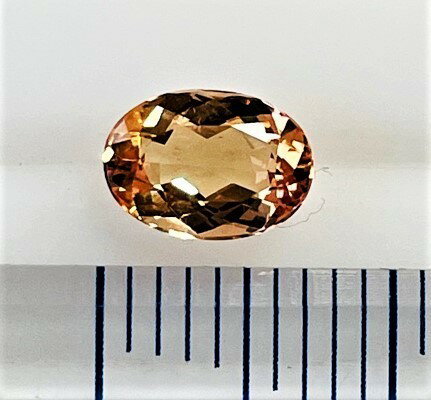 インペリアルトパーズ　オーバルカット　0.83ct　ルース　トパーズ