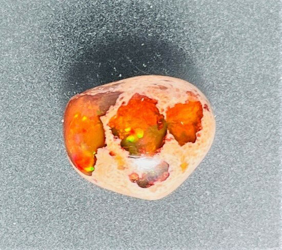 商品情報サイズ　重量4.89ct12.8×10.4×5.7mm商品についてメキシコ産母岩付きオパールです。カンテラオパールとも呼ばれています。オパールが地中で作られていく過程が見えるような神秘的なルースで、メキシコオパール特有の遊色が見られ...