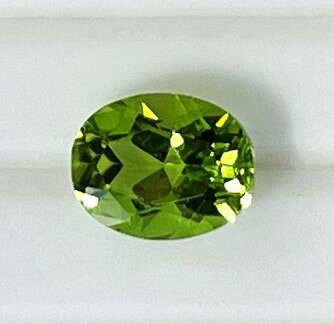 ペリドット　オーバルカット　ルース2.13ct　7.0×9.0mm
