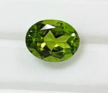 ペリドット　オーバルカット　ルース2.13ct　7.0×9.0mm