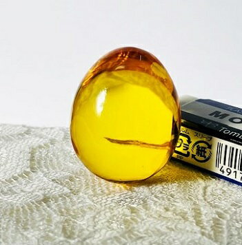 琥珀　卵型　61.26ct　ルース