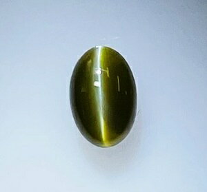 商品情報サイズ＋重量5.5×3.6×3.1mm　0.68ct 商品説明小判型をしたキャッツアイ　0.68ctです。色は緑を含んだ濃い黄褐色で、裏面に僅かに欠けがありますが表からでは全く見えません。室内光でもはっきりとキャッツアイ効果が見られます。リングやペンダントにお使いいただけると思います。ブラジル産 ご注意 掲載商品は他店舗と在庫共有しております。在庫の反映は随時行いますが、万が一品切れの際はご容赦ください。 商品の写真はなるべく実物に近い色で掲載しておりますが、モニターにより多少の違いが見られます。より詳しい情報をお求めのお客様は、どうぞお気軽にお問合せください2