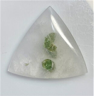 商品情報サイズ＋重量76.79ct44.1x44.1×7.1mm商品説明半透明なクォーツの中に薄緑色をしたトルマリン結晶が行儀よく3個並んで入っています。全体のフォルムは、わずかにふくらみがある正三角形にカットしてあります。水晶のインクルージョンが和紙を思わせる雰囲気を醸し出し、ソフトな緑色の結晶とのコントラストがきれいです。ソーティングメモ付き。ご注意掲載商品は他店舗と在庫共有しております。在庫の反映は随時行いますが、万が一品切れの際はご容赦ください。商品の写真はなるべく実物に近い色で掲載しておりますが、モニターにより多少の違いが見られます。より詳しい情報をお求めのお客様は、どうぞお気軽にお問合せください。2