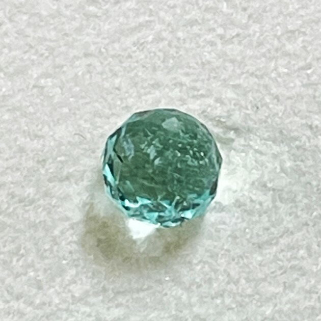 商品情報サイズ＋重量4.1×4.1×3.7mm　0.50ct 商品説明モザンビーク産　パライバトルマリンのラウンドチェッカーカットです。ミラーボールのようにカットされ、色は淡い水色系で、インクルージョンが少なめで透明感があります。パライバのチェッカーカットは珍しく、小ぶりながら細かく施されたカットでキラキラと輝きが美しいです。 ※こちらのルースは鑑別費用が高額となるため、ソーティングメモのサービス対象外となります。ソーティングの必要なお客様はご購入前にお手数ですがご相談ください。 ご注意商品の写真はなるべく実物に近い色で掲載しておりますが、モニターにより多少の違いが見られます。より詳しい情報をお求めのお客様は、どうぞお気軽にお問合せください。 掲載商品は他店舗と在庫共有しております。在庫の反映は随時行いますが、万が一品切れの際はご容赦ください。2