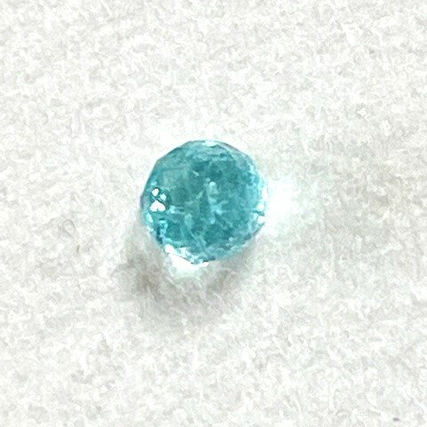 商品情報サイズ＋重量3.1×3.1×3.0mm　0.24ct 商品説明モザンビーク産　パライバトルマリンのラウンドチェッカーカットです。上面はミラーボールのようにカットされ、色は透明感のある淡い水色系をしています。肉眼では見えにくいですがインクルージョンはあります。パライバのチェッカーカットは珍しく、小ぶりながら細かく施されたカットでキラキラと輝きが美しいです。 ※こちらのルースは鑑別費用が高額となるため、ソーティングメモのサービス対象外となります。ソーティングの必要なお客様はご購入前にお手数ですがご相談ください。 ご注意商品の写真はなるべく実物に近い色で掲載しておりますが、モニターにより多少の違いが見られます。より詳しい情報をお求めのお客様は、どうぞお気軽にお問合せください。 掲載商品は他店舗と在庫共有しております。在庫の反映は随時行いますが、万が一品切れの際はご容赦ください。2