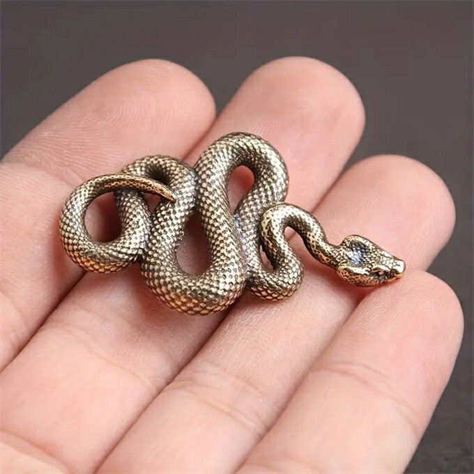 真鍮の干支ヘビミニチュア彫刻ヘビキーチェーンペンダント男性用 純銅 アクセサリー 置物 真鍮 純銅 イ..