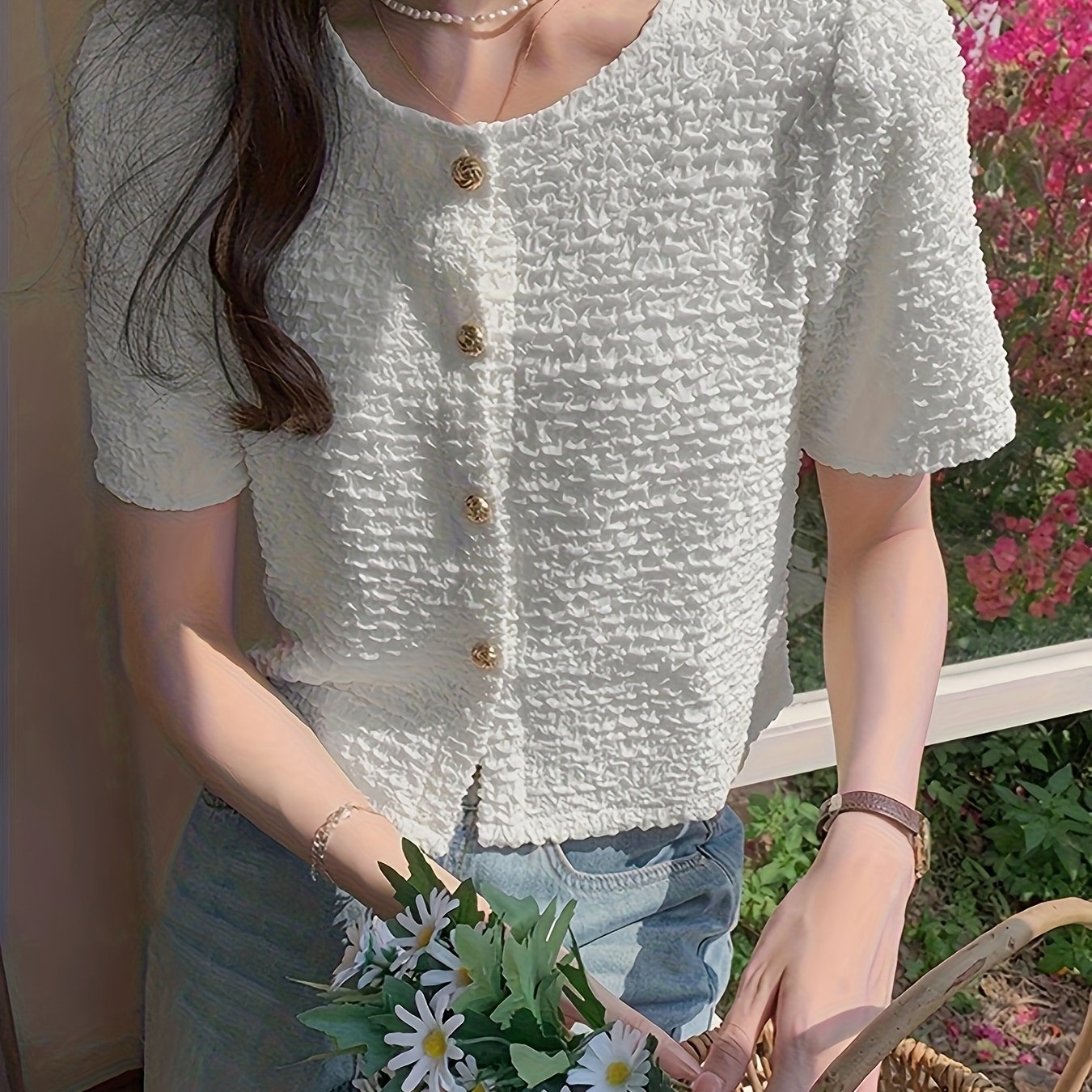 レディース カジュアルチック 半袖ブラウス ラウンドネック テクスチャードトップ ゴールドトーンボタ..