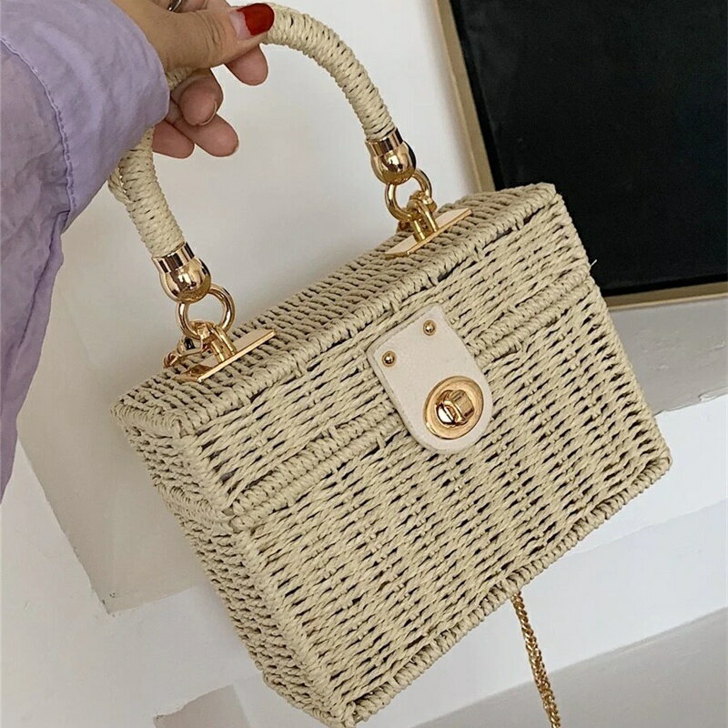 乐天商城 - ミニチェーンショルダーバッグ フラップ付き わら編みバッグ ストローバッグ 夏 レディース 小さめ 斜めがけ 肩掛け 軽量 おしゃれ かわいい ナチュラル 旅行 海 かごバッグ