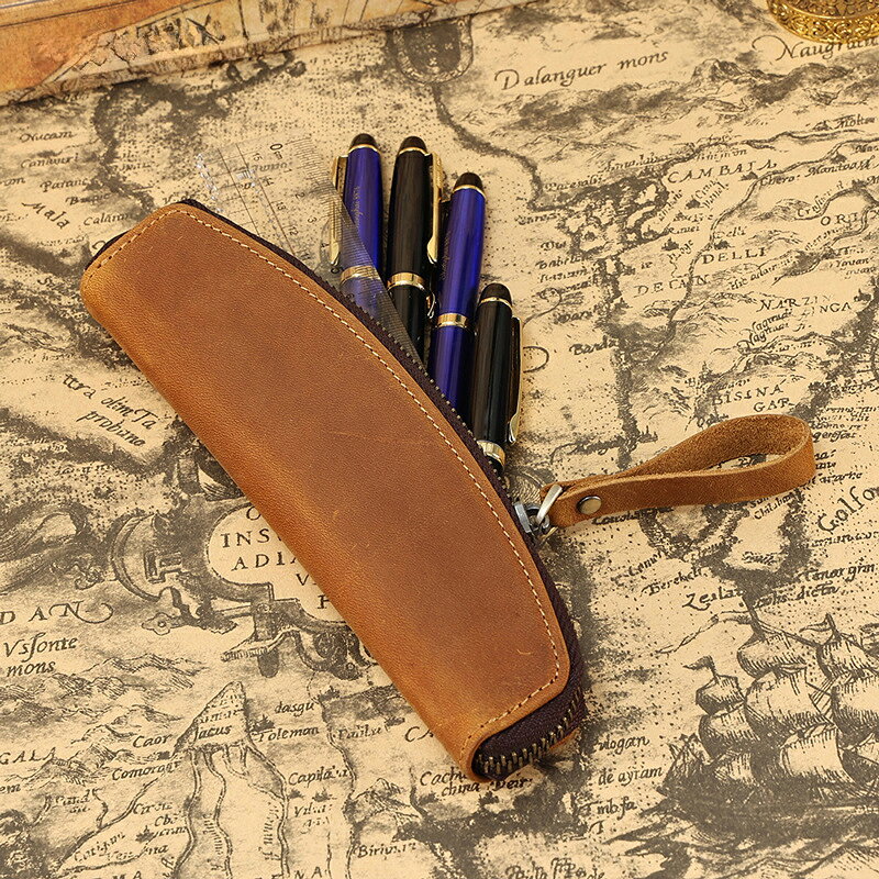商品情報商品説明材質：本革製法：ハンドメイド・手作り用途：ペン収納用ペンケース天然の本革を使用し、ひとつひとつ丁寧に手作りで仕上げたレトロデザインのジップペンケースです。使うほどに味わいが増す牛革の自然な風合いと、ハンドメイドならではの温かみを感じられます。シンプルながらも存在感のあるデザインは、学生から社会人まで幅広くお使いいただけます。内側はペンや小物の整理に便利な作りで、文具をすっきり収納可能。持ち運びしやすいコンパクトなサイズ感も魅力です。復古調のデザインは個性を大切にする方にぴったりで、贈り物にも最適。毎日の学習や仕事をより楽しく、スタイリッシュに彩ります。天然素材の優しさと、手仕事の温もりを感じられる本革ペンケースをぜひお試しください。※ペンは付属しておりません。本革レトロジップペンケース 牛革文具ポーチ ハンドメイド 手作り 筆記用具収納 小物入れ メンズ レディース 男女兼用 ギフト プレゼント 記念日 お祝い プチギフト※ペンは含まれておりません 本革レトロジップペンケース 牛革文具ポーチ ハンドメイド 手作り 筆記用具収納 小物入れ メンズ レディース 男女兼用 5