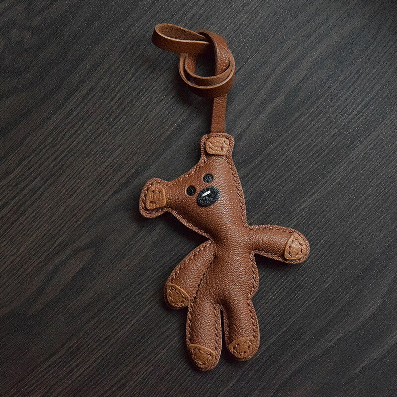 乐天商城 - 本革 ハンドメイド くま レザーキーケース キーホルダー バッグチャーム アクセサリー 革小物 キーリング キーイング 車の鍵 チャーム ストラップ ギフト プレゼント 記念日 お祝い プチギフト 男女兼用 ハンドメイド 天然レザー 手作り