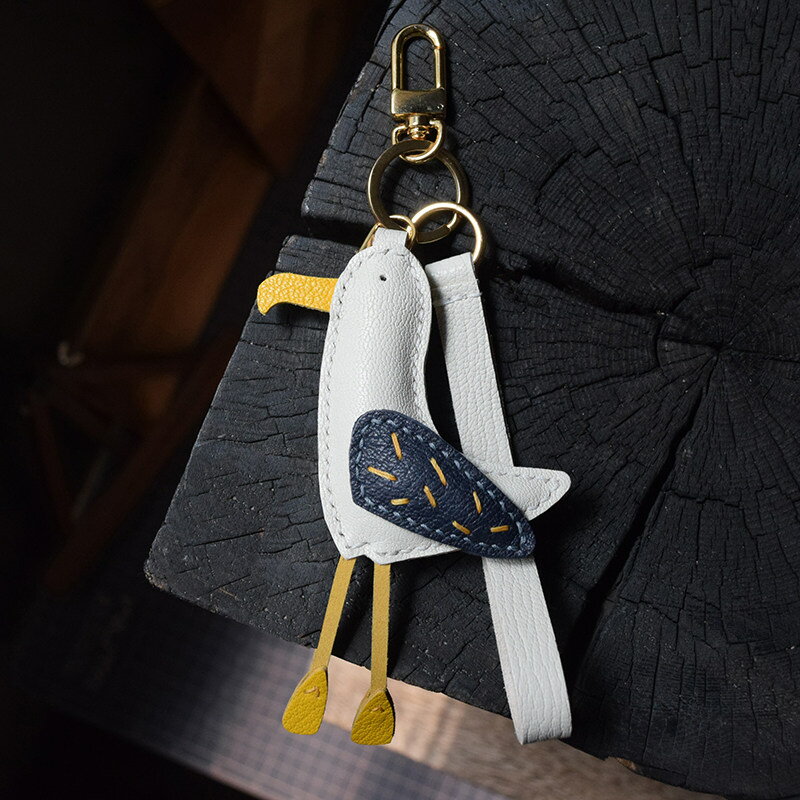本革 ハンドメイド 海鳥モチーフ キーホルダーバッグチャーム アクセサリー 革小物 キーリング キーイング 車の鍵 チャーム ストラップ ギフト プレゼント 記念日 お祝い プチギフト 男女兼用(4.0)