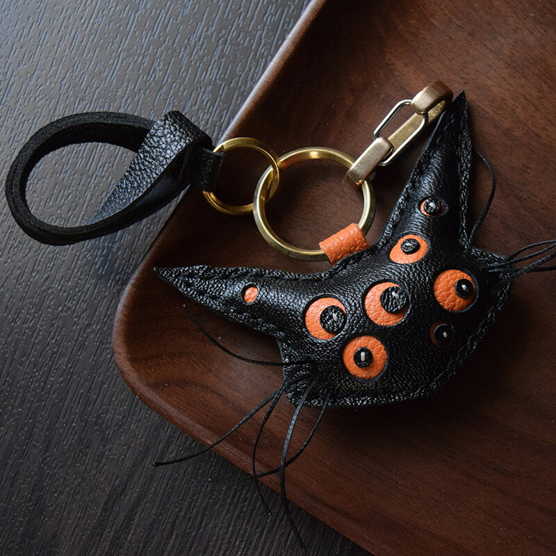 Leather - 猫モチーフ キーホルダー バッグチャーム アクセサリー 革小物 キーリング キーイング 車の鍵 チャーム ストラップ ギフト プレゼント 記念日 お祝い プチギフト 男女兼用 ハンドメイド 天然レザー 手作り