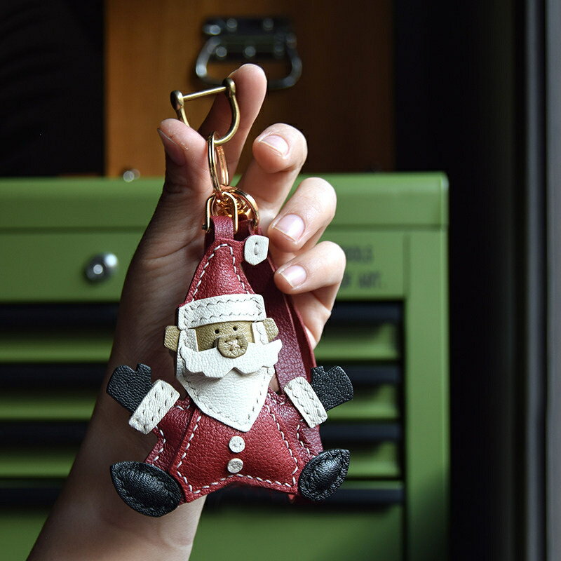 サンタクロースモチーフ キーホルダー バッグチャーム アクセサリー 革小物 キーリング キーイング 車の鍵 チャーム ストラップ ギフト プレゼント 記念日 お祝い プチギフト 男女兼用 ハンドメイド 天然レザー 手作り