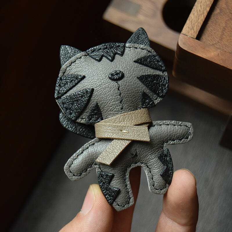 乐天商城 - 猫 キーホルダー バッグチャーム アクセサリー 革小物 キーリング キーイング 車の鍵 チャーム ストラップ ギフト プレゼント 記念日 お祝い プチギフト 男女兼用 ハンドメイド 天然レザー 手作り