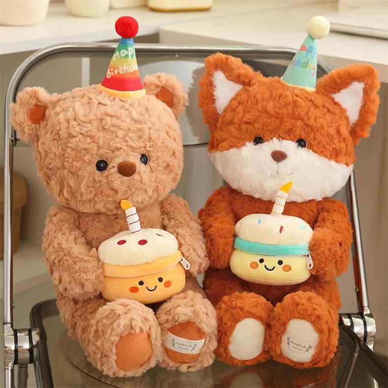 樂天商城 - クッション 枕 ふわふわ 男の子 女の子 インテリア おもちゃ ぬいぐるみ 人形 かわいい ベビー 赤ちゃん 子供 プレゼント おすすめ 誕生日 ギフト クリスマス 贈り物 出産祝い 帽子 クマ キツネ ケーキ 動物 アニマル