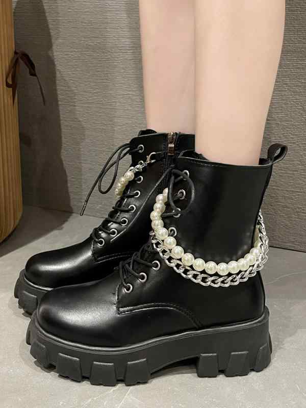 女性 韓国 おすすめ 秋冬 レディース ファッション かわいい おしゃれ シンプル 靴 ブーツ 英国風 パール チェーン 厚底 ライダース ショート 紐 ヒール 5cm