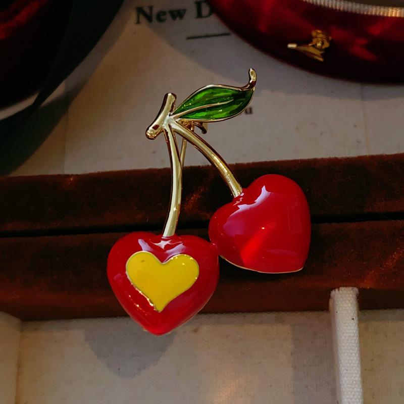 レディース ファッション 女性 装飾 おしゃれ かわいい アクセサリー ジュエリー ブローチ コサージュ エレガント 高級 韓国 キラキラ ラインストーン 軽量 サクランボ チェリー ハート 母の日 敬老 プレゼント