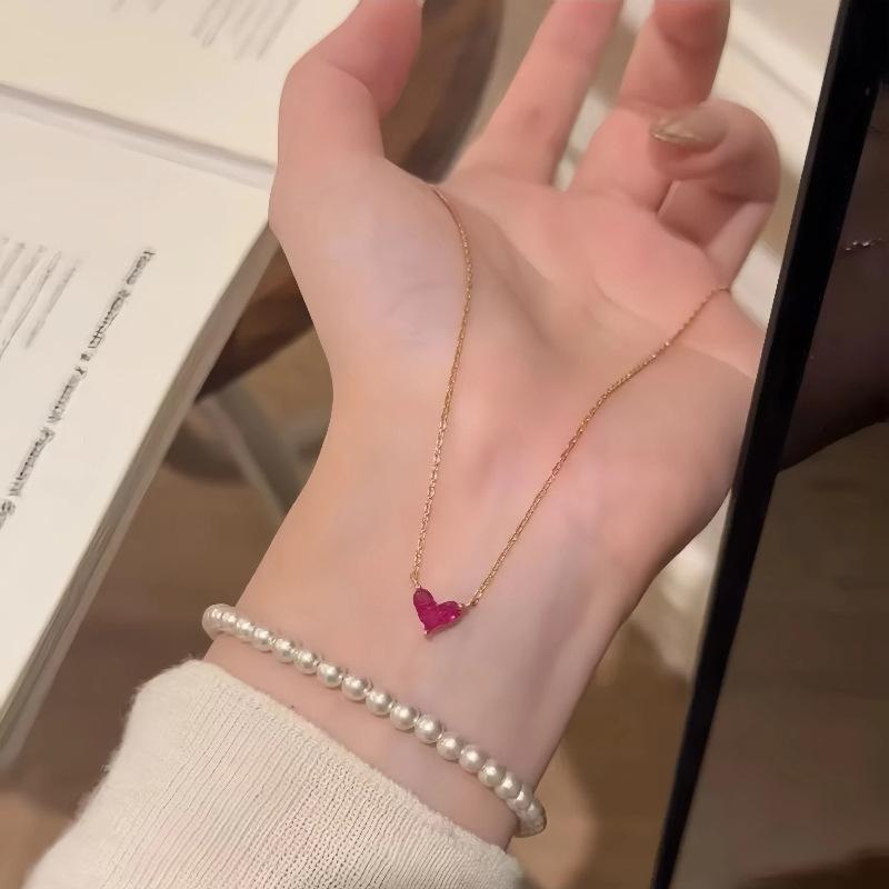 Rakuten - ネックレス レディース ペンダント 桃心 ジュエリー アクセサリー 首飾り 鎖骨チェーン ハートモチーフ 赤い宝石 ルビー風 高級感 華奢 シンプル きれいめ お呼ばれ フォーマル 通勤 オフィス カジュアル デイリー 金 白金