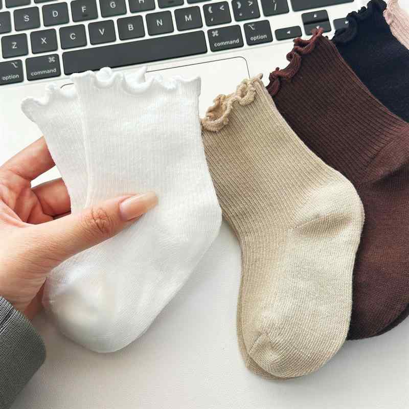 靴下 キッズ 女の子 ベビー 花柄 レース 春夏 コットン 中筒 ソックス 子供 赤ちゃん 幼児 通気 防臭 無地 黒 白 ピンク系・カテゴリ: 子供用靴下・素材: 綿・対象: 女児・タイプ: 普通ソックス・丈: ミドル丈・機能: 通気性.防臭・厚さ: 中厚・柄: 無地・デザイン: レース・メイン素材の含有量: 綿55%・色: ブラック.ブラウン.ピンク.オフホワイト.カーキ・サイズ: 0-1歳 (足長8-11cm) S.1-3歳 (足長11-14cm) M.3-5歳 (足長14-16cm) L・対象年齢: 3-8歳 (身長100-140cm)