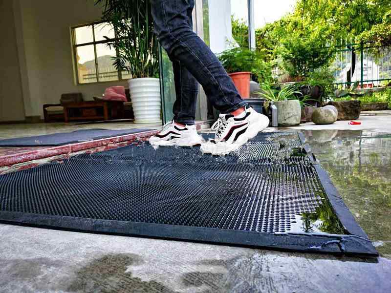 玄関マット 消毒マット ゴム製 滑り止めマット 自動洗浄機能付き ドアマット 家庭用 業務用 ブラック(x2)