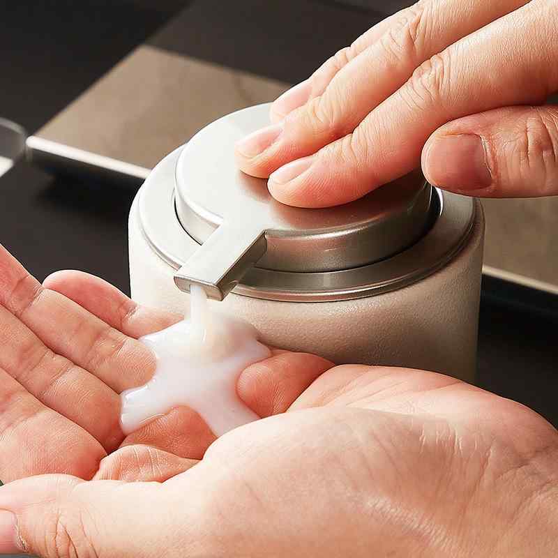 乳液 詰め替えボトル レディース 陶器製 soapディスペンサー 洗剤 シャンプー ボディソープ 容器 银 金 黒 白 赤(x2)