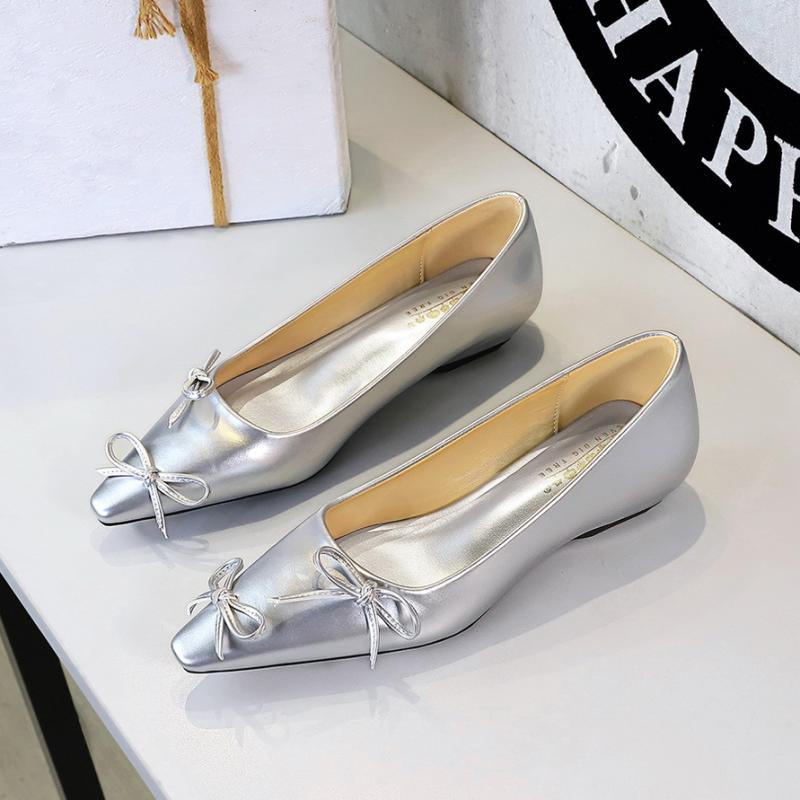 パンプス レディース 韓国 ポインテッドトゥ ローヒール スリッポン 婦人靴 合成皮革 春夏 シルバー 黒 米白