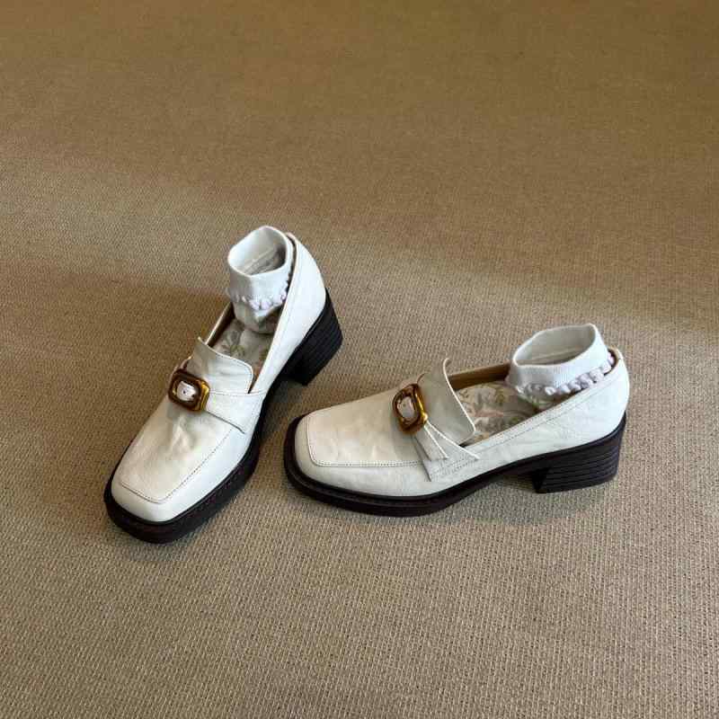 ローファー レディース 革 レザー 厚底 タッセル 白 黒 スリッポン フラットシューズ ラウンドトゥ カジュアル 通勤 秋