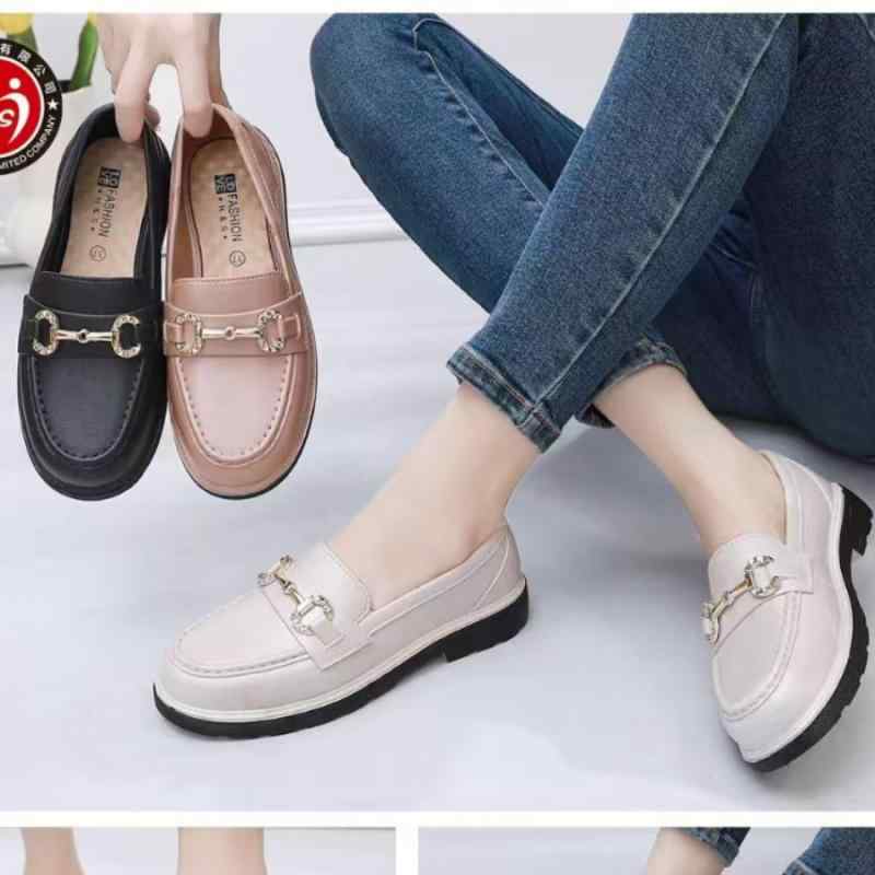 靴 レディース ローファーシューズ PVC フラット ラウンドトゥ スリッポン ぺたんこ 歩きやすい 履きやすい 滑り止め 混色 ブラック ベージュ ゴールド 春夏 秋冬(x60)