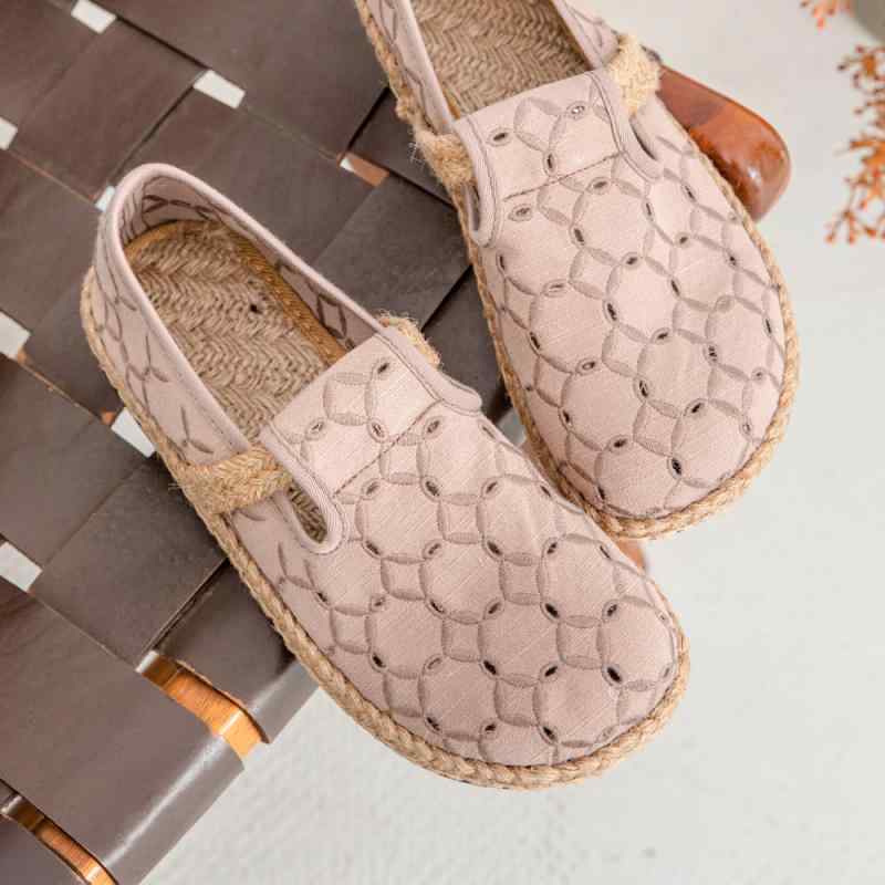 靴 レディース 婦人靴 布靴 春夏 メッシュ 刺繡 ラウンドトゥ 通気性 衝撃吸収 軽量 疲れにくい 蒸れにくい スリッポン カジュアル かわいい 白 ホワイト ブラウン 225cm 23cm 235cm 24cm 245cm 25cm