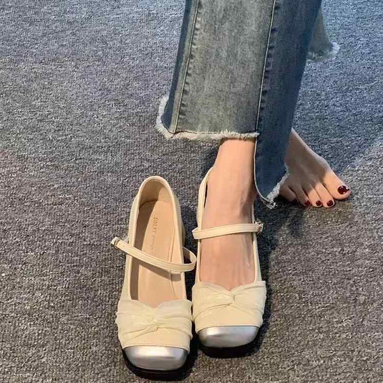 サンダル レディース マリージェーン ローヒール ストラップ バックル 合皮 ラウンドトゥ チャンキーヒール メタルスタッズ ベルト飾り 春夏 秋 米白