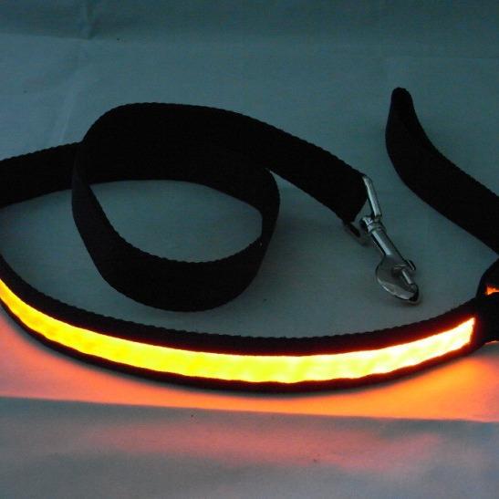 犬用リード 光る 犬用 牽引ロープ 夜間 散歩用 発光 LED ポリエステル製 小型犬 中型犬 大型犬 蛍光色 ピンク イエロー ブルー レッド 七色 グリーン オレンジ ホワイト(x2)