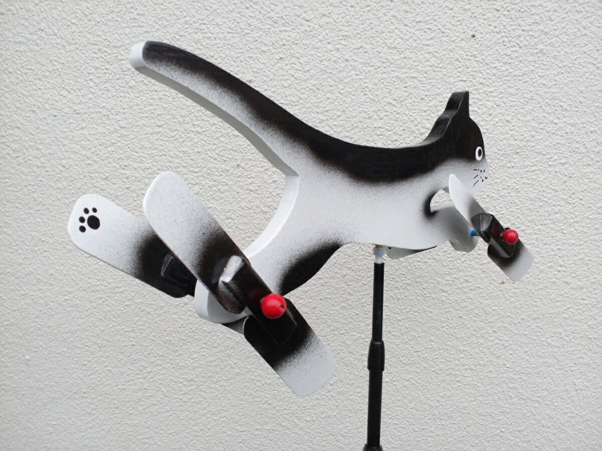 風でまわる　猫　黒白ブチ　手造り　羽根つき風見鶏　かざぐるま　庭のアクセサリー　オブジェ　たまちゃん　走る　羽根　回転　置物　ガーデニング　癒し　なごみ エクステリア 木製　かわいい　新バージョン目元すっきり　日本の工房製（自社製造　オリジナル品）