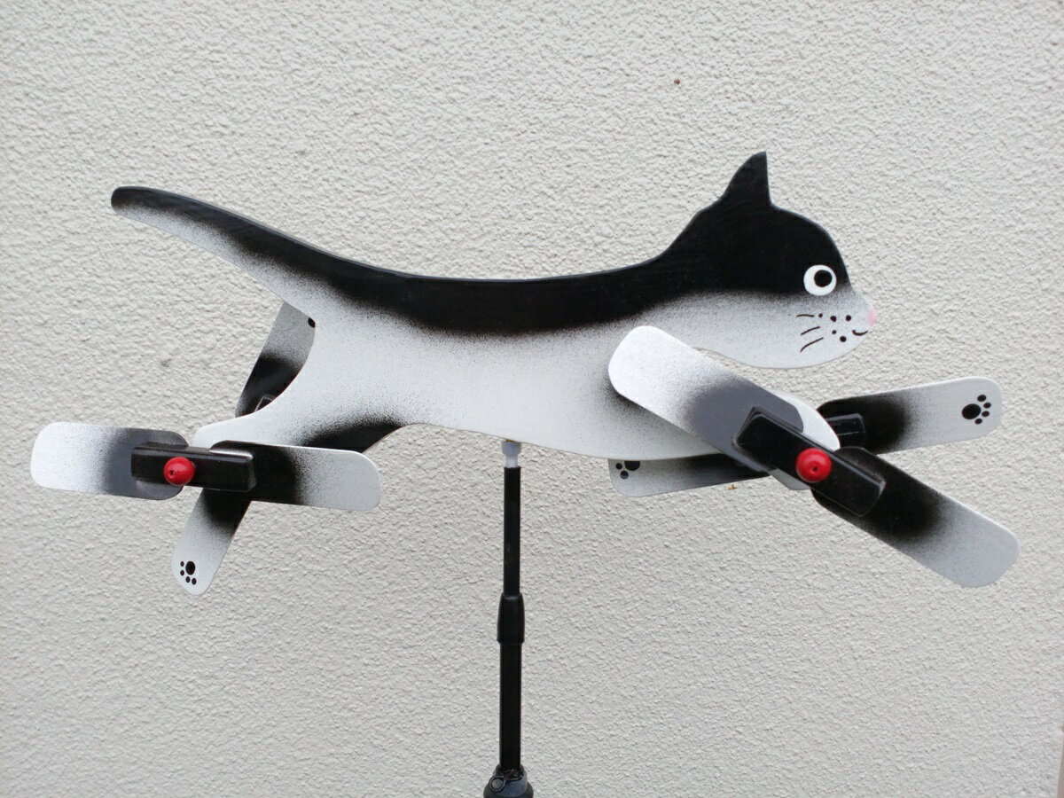 風でまわる　猫　黒白ブチ　手造り　羽根つき風見鶏　かざぐるま　庭のアクセサリー　オブジェ　たまちゃん　走る　羽根　回転　置物　ガーデニング　癒し　なごみ エクステリア 木製　かわいい　新バージョン目元すっきり　日本の工房製（自社製造　オリジナル品）