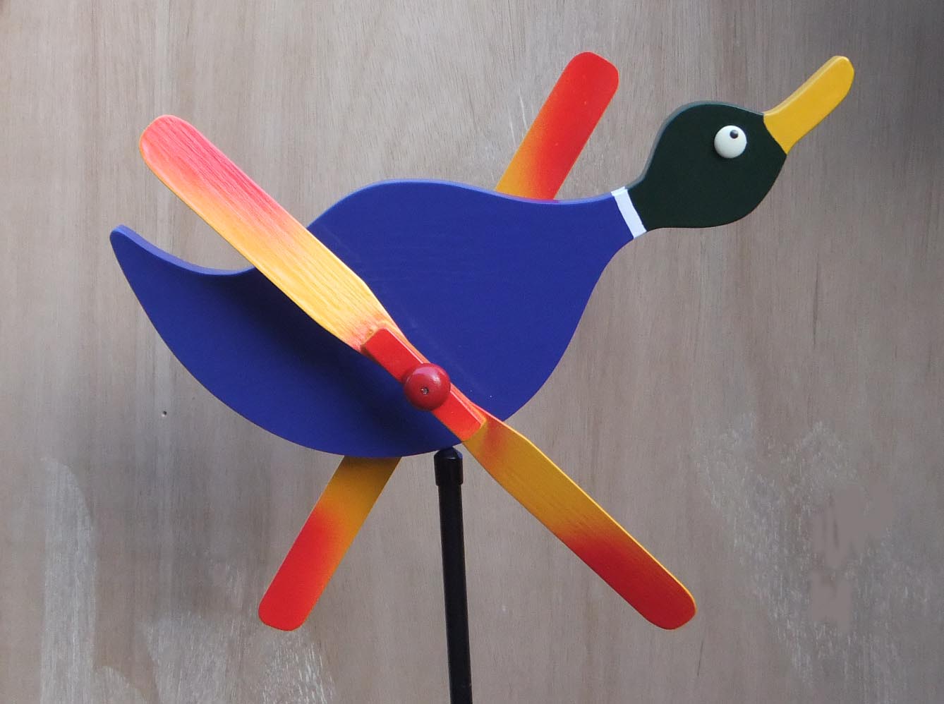 風でまわる　鳥　アイガモ　手造り　羽根つき風見鶏　ラッキーバード 庭のアクセサリー　オブジェ　かざぐるま　風車　カラカラ　クルクル　羽根　回転　置物　ガーデンファニチャー　癒し　なごみ エクステリア 木製　かわいい　日本の工房製（自社製造　オリジナル品）