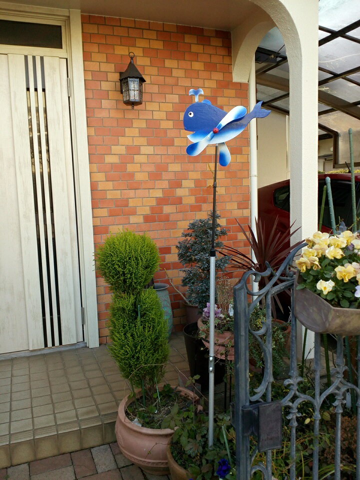 風でまわる　くじら　手造り　羽根つき風見鶏　　潮吹き　かざぐるま　庭のアクセサリー　オブジェ　風見鶏　まわる　カラカラ　クルクル　羽根　回転　置物　ガーデニング　癒し　なごみ エクステリア 木製　ほんわか　日本の工房製（自社製造　オリジナル品）