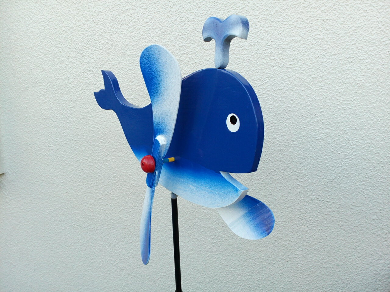 風でまわる　くじら　手造り　羽根つき風見鶏　　潮吹き　かざぐるま　庭のアクセサリー　オブジェ　風見鶏　まわる　カラカラ　クルクル　羽根　回転　置物　ガーデニング　癒し　なごみ エクステリア 木製　ほんわか　日本の工房製（自社製造　オリジナル品）