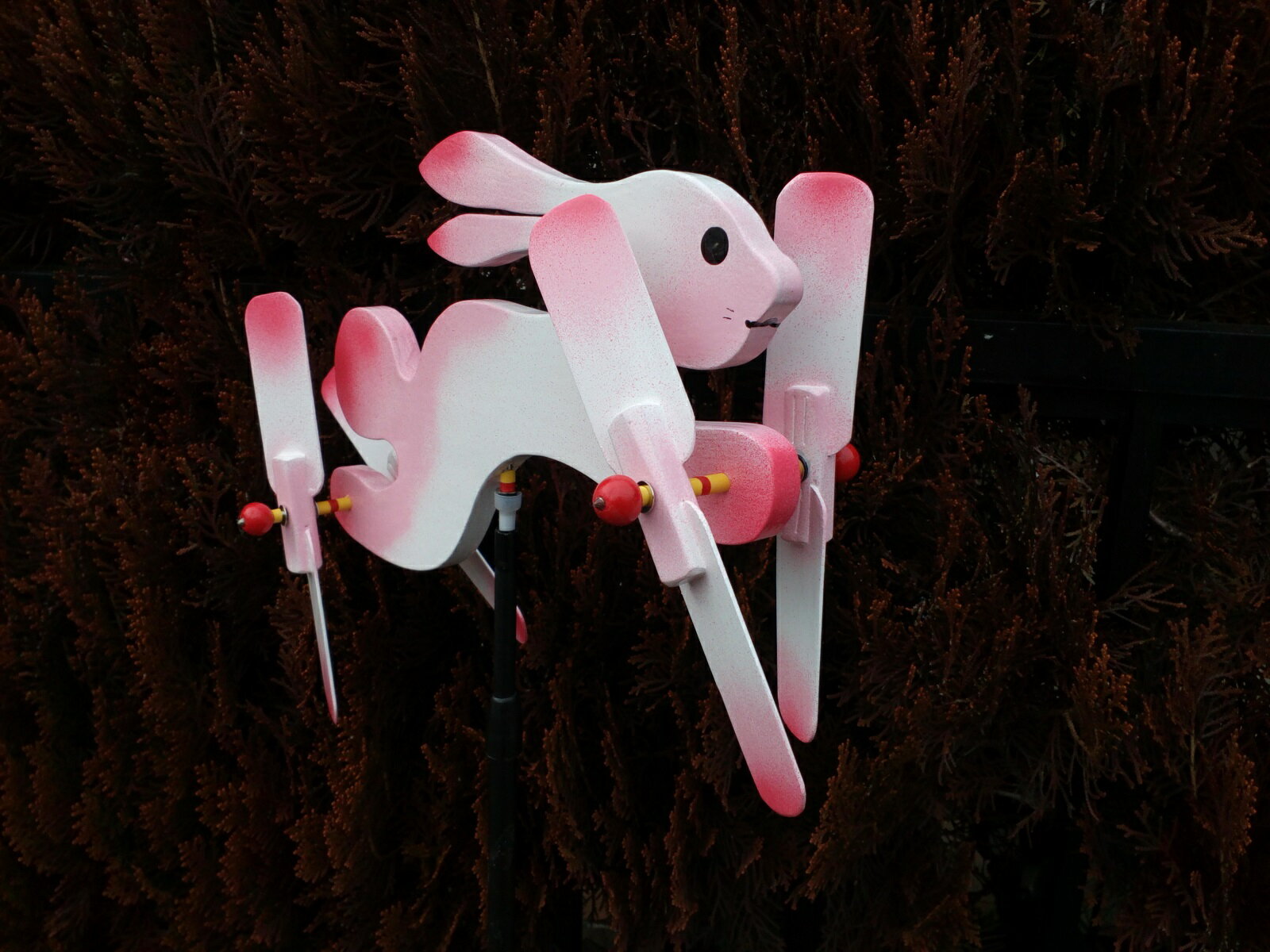 新発売　風でまわる　うさぎ　手造り　羽根つき風見鶏　さくらうさぎ 庭のアクセサリー　オブジェ　かざぐるま　風車　風見鶏　クルクル　羽根　回転　置物　ガーデンファニチャー　癒し　なごみ エクステリア 木製　かわいい　日本の工房製（自社製造　オリジナル品）