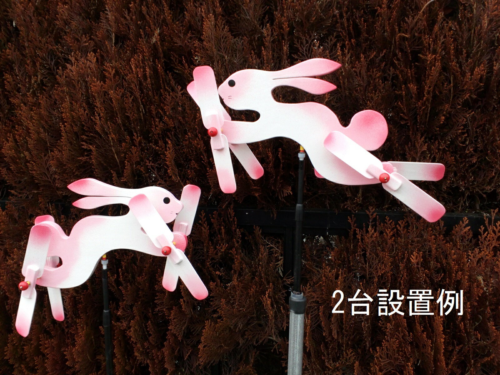 新発売　風でまわる　うさぎ　手造り　羽根つき風見鶏　さくらうさぎ 庭のアクセサリー　オブジェ　かざぐるま　風車　風見鶏　クルクル　羽根　回転　置物　ガーデンファニチャー　癒し　なごみ エクステリア 木製　かわいい　日本の工房製（自社製造　オリジナル品）