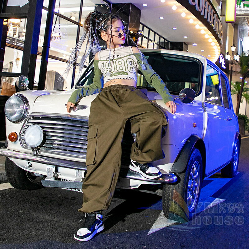 樂天商城 - ヒップホップ キッズダンス衣装 長袖トップス カーゴパンツ 女の子 ヘソ出し 子供服 カッコイイ ダンス衣装 ガールズ 肩出し ストリート レッスン ジャズダンスウェア 演出服 hiphop チーム服 コスチューム