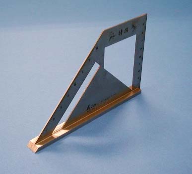 　【ここがポイント！】 止型定規として、また完全スコヤとして1台2役になります 片面で左右45°の墨つけができます 　【商品詳細】 サイズ 台：163×15×5mm 全長170×100×1.5mm 質量 177g 角度精度 45°：100mmにつき0.2mm以下 90°：100mmにつき0.1mm以下 長さの許容差 ±0.2mm 材質 ステンレス 類似商品はこちらシンワ　止型スコヤ　広巾40mm台付　62184,862円シンワ　止型定規　標準型　621031,716円シンワ　止型定規　目盛付　620601,716円新着商品はこちら2026/10/8キャプテンスタッグ 鉄製ミニ五徳 HB-5001,570円2026/10/8近正 チカマサ ウルトラカット8 替刃方式 P5,500円2026/9/9三条製作所 岩崎重義・水落良市作　日本剃刀1丁35,200円ショップトップ&nbsp;>&nbsp;カテゴリトップ&nbsp;>&nbsp;村の鍛冶屋&nbsp;>&nbsp;DIY関連&nbsp;>&nbsp;作業道具・工具&nbsp;>&nbsp;計測機器&nbsp;>&nbsp;距離　ショップトップ&nbsp;>&nbsp;カテゴリトップ&nbsp;>&nbsp;村の鍛冶屋&nbsp;>&nbsp;DIY関連&nbsp;>&nbsp;作業道具・工具&nbsp;>&nbsp;計測機器&nbsp;>&nbsp;距離