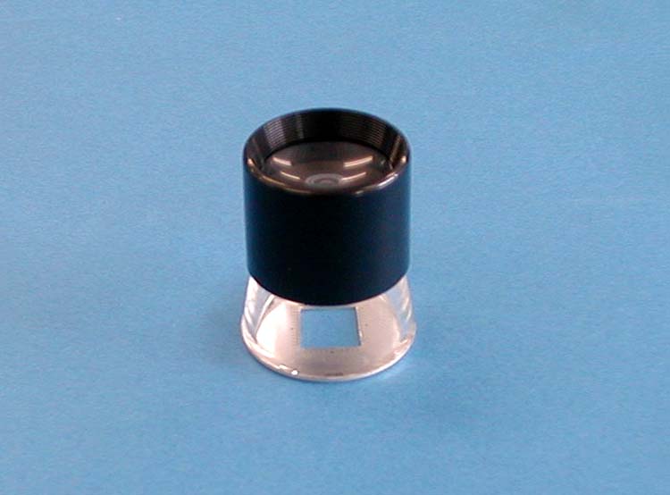 　【ここがポイント！】 高倍率で小さく携帯に便利です。0.2mm刻みのスケール付きなので寸法が測れます 　【商品詳細】 サイズ φ34×41mm 重量 19g レンズ径 28mm 倍率 10倍 材質 本体：ABS スカート：アクリル レンズ：ガラス ルーペ・スコープ 類似商品はこちらシンワ　高倍率スケール付きルーペ　T-1　203,411円シンワ　高倍率柄付きルーペ　R-2　28mm　4,417円シンワ　高倍率柄付きルーペ　R-1　18mm　4,690円新着商品はこちら2026/8/20ガス・IH対応 ファイバーライン加工鉄玉子焼き3,740円2026/8/19村の鍛冶屋×遠野ジビエの里　鹿角ランタンハンガ5,500円2026/8/19シンワ測定 ハンディチョークライン Neo 2,310円ショップトップ&nbsp;>&nbsp;カテゴリトップ&nbsp;>&nbsp;村の鍛冶屋&nbsp;>&nbsp;DIY関連&nbsp;>&nbsp;作業道具・工具&nbsp;>&nbsp;ルーペ・スコープ　ショップトップ&nbsp;>&nbsp;カテゴリトップ&nbsp;>&nbsp;村の鍛冶屋&nbsp;>&nbsp;DIY関連&nbsp;>&nbsp;作業道具・工具&nbsp;>&nbsp;ルーペ・スコープ