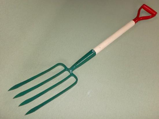 相田合同工場製 千成 芋堀りフォーク4本刃 （AD-810）里芋などを一株ずつ掘り起こし収穫するための家庭用フォークです