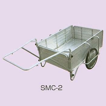 品名 SMC-2 荷台幅×長さ×深さ（mm） 800×1200×400 タイヤタイプ 20インチ・ノーパンクタイヤ 使用時の寸法（mm） 全長：2110　全幅：1090　全高：810 折りたたみ時の寸法（mm） 全長：1340　全幅：370　全高：810 最大積載量（kg） 130 自重（kg） 31多目的（マルチ）に使える台車（キャリー）。 まさにその名の通り様々な用途に活躍する、 オールアルミ製折りたたみ式キャリーです。 ●四方を板で囲い、小さな荷物でも運搬中に落とすことがありません。 ●前後の板は取り外しができるので、長物を運搬したいときにも便利です。 ●使用しないときはコンパクトに折りたたんで収納できます。 ●ノーパンクタイヤを標準装備。空気抜けの心配なくいつでも使用できます。 ●タイヤホイールはスポーク式なので、クッション性に優れ荷物のガタツキを防ぎます。 ●組立てはノブボルト使用しているので、工具を用意する必要性はありません。