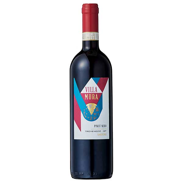 ※ヴィンテージやラベルのデザインが商品画像と異なる場合がございます。当店では、現行ヴィンテージの販売となります。ご指定のヴィンテージがある際は事前にご連絡ください。不良品以外でのご返品はお承りできません。ご了承ください。カーサ ヴィニコラ サルトーリ ヴィッラ ムーラ ピノ ネロ [2018] 750ml[MT イタリア 赤ワイン ウ゛ェネト ミディアムボディ 615155]母の日 父の日 敬老の日 誕生日 記念日 冠婚葬祭 御年賀 御中元 御歳暮 内祝い お祝 プレゼント ギフト ホワイトデー バレンタイン クリスマス北イタリア産のピノ・ノワール。ストロベリーやチェリーのアロマと凝縮感のある果実味。優しさのある口当たりと、チャーミングで心地良い余韻が続きます。