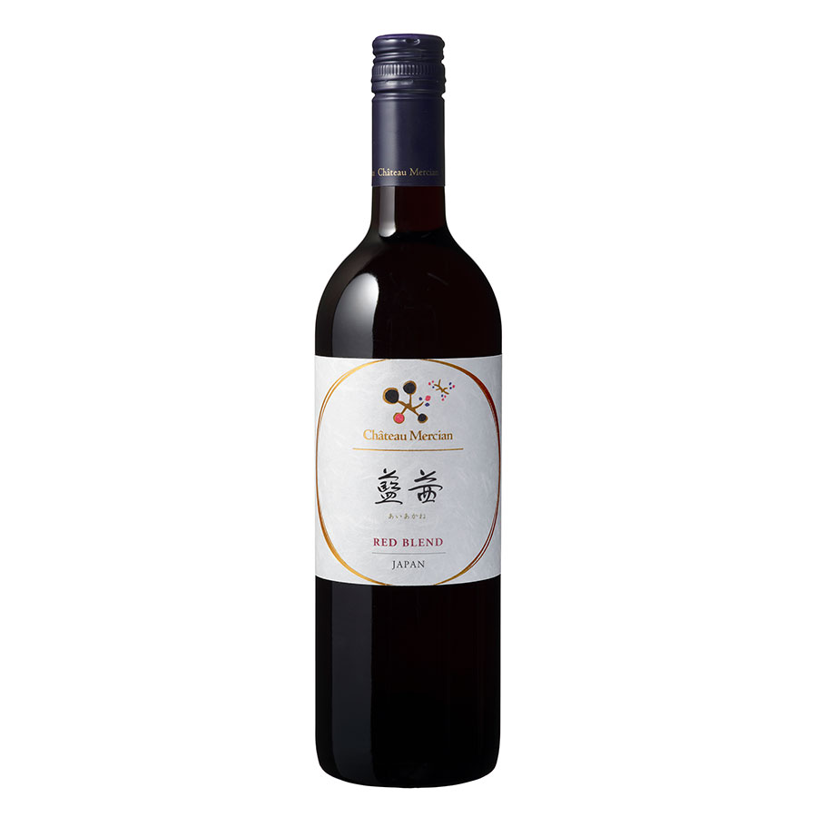 シャトー メルシャンが手がける「藍茜」は、日本・山梨県を産地とするミディアムボディの赤ワインです。「藍茜」はシャトー メルシャンを代表する日本産赤ワインのひとつで、日本固有品種や国産ぶどうの個性を活かした仕上がりが特徴です。チェリーや赤系果実のやさしいアロマに、ほのかなスパイスのニュアンスが重なる、穏やかで親しみやすい香りが広がります。タンニンはなめらかで、軽やかな酸味と果実味のバランスが整ったミディアムボディは、和食との相性が特に優れています。照り焼きや肉じゃが、すき焼き、焼き鳥など日本の家庭料理全般と合わせやすく、日本の食卓に自然に溶け込む一本です。「シャトー メルシャンの国産赤ワインを体験したい」「和食に合わせやすい日本産赤ワインを探している」という方にぜひおすすめします。